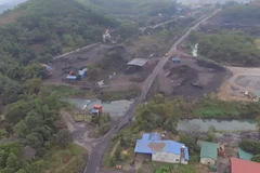 Đường đi vào mỏ than Phấn Mễ. (Ảnh: HV/Vietnam+)