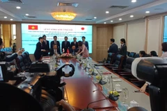 Bộ trưởng Trần Hồng Hà và Đại sứ Đặc mệnh toàn quyền Nhật Bản tại Việt Nam Takio Yamada ký công hàm trao đổi dự án tàu biển và thiết bị quan trắc rác thải nhựa. (Ảnh: Hùng Võ/Vietnam+)