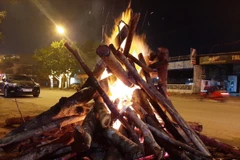 Đã thành thông lệ, tối 30 tháng Chạp hàng năm, người dân huyện Đô Lương, tỉnh Nghệ An lại góp củi, đốt lửa vui đêm giao thừa, quây quần chào đón Xuân mới. (Vũ Võ/Vietnam+)