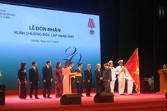 Ủy ban Chứng khoán Nhà nước đón nhận Huân chương Độc lập hạng Nhì. (Ảnh: TTXVN)