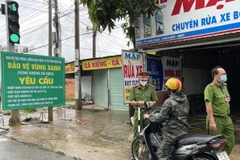 Lực lượng công an Bà Rịa-Vũng Tàu kiểm tra giấy đi đường của người dân tại một chốt "vùng xanh" ở huyện Châu Đức. (Ảnh: Hoàng Nhị/TTXVN)