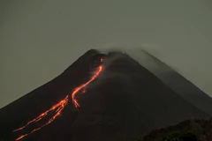 Dung nham phun trào từ miệng núi lửa Merapi ở Yogyakarta, Indonesia, ngày 19/2/2021. (Ảnh: THX/TTXVN)