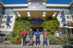 Những người biểu tình chặn đường trước khách sạn Park Inn, nơi các quan sát viên của OSCE lưu trú ngày 16/10. (Nguồn: Reuters)