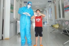 Những giây phút vui vẻ của nữ điều dưỡng Truyền cùng các cháu bé trong khu điều trị. (Ảnh: cand.com.vn) 