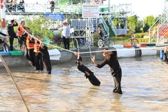 Du khách tham gia các trò chơi tại Khu du lịch sinh thái nông nghiệp Tiên Định, xã Phú Thuận A, huyện Hồng Ngự. (Ảnh: Chương Đài/TTXVN)