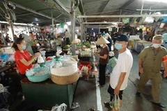 Người dân thực hiện tốt việc giữ khoảng cách an toàn khi mua sắm tại chợ Nam Trung Yên, Hà Nội. (Ảnh: Vũ Sinh/TTXVN)