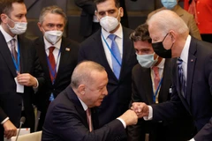 Tổng thống Mỹ Joe Biden (phải) và Tổng thống Thổ Nhĩ Kỳ Recep Tayyip Erdogan (trái) tại cuộc gặp bên lề Hội nghị thượng đỉnh NATO ở Brussels, Bỉ, ngày 14/6/2021. (Ảnh: AFP/TTXVN)