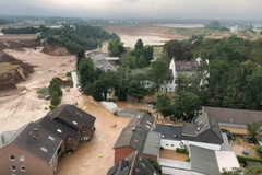 Cảnh ngập lụt do mưa lũ tại Cologne, Đức ngày 16/7/2021. Ảnh: AFP/TTXVN 