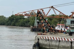 Các đơn vị triển khai thực hiện công tác tìm kiếm và trục vớt container bị rơi xuống sông. (Ảnh: TTXVN phát)