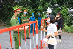 Chốt kiểm soát dịch COVID-19 giáp ranh giữa xã Quỳnh Phú (huyện Gia Bình) và xã Tân Lãng (huyện Lương Tài). (Ảnh: Thái Hùng/TTXVN)