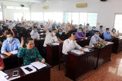 Các đại biểu biểu quyết thông qua cơ cấu, thành phần, số lượng người ứng cử đại biểu HĐND tỉnh Vĩnh Long nhiệm kỳ 2021 - 2026. (Ảnh: Phạm Minh Tuấn-TTXVN)