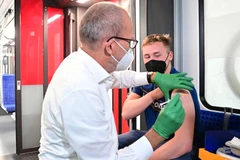 Nhân viên y tế tiêm vaccine phòng COVID-19 cho người dân ở Gruenau, gần Berlin, Đức. (Ảnh: AFP/TTXVN)