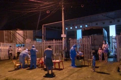 Lực lượng chức năng tỉnh Gia Lai tiến hành lấy mẫu xét nghiệm, phong tỏa hẹp nhiều điểm liên quan đến 17 ca mắc COVID-19 mới trong tối 25/9 và sáng 26/9. (Ảnh: Quang Thái/TTXVN)