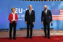 Chủ tịch Ủy ban châu Âu Ursula von der Leyen (trái), Tổng thống Mỹ Joe Biden (giữa) và Chủ tịch Hội đồng châu Âu Charles Michel (phải) tại cuộc gặp ở Brussels, Bỉ ngày 15/6/2021. (Ảnh: THX/TTXVN)