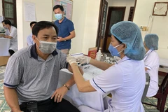 Tiêm phòng vaccine phòng COVID-19 tại Quảng Trị. (Ảnh: Hồ Cầu/TTXVN)