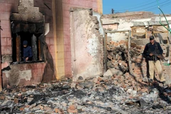 Binh sỹ Pakistan gác tại hiện trường một vụ tấn công do các phiến quân tiến hành tại huyện Karak, tỉnh Peshawar, Pakistan, ngày 31/12/2020. (Ảnh: AFP/TTXVN)