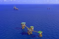Các dàn khoan dầu tại mỏ Bạch Hổ của Liên doanh Việt-Nga Vietsovpetro. Ảnh: Huy Hùng/TTXVN)
