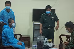 Võ Thành Phúc và Trần Vũ Hàn Minh Nhật (từ trái qua phải) tại cơ quan công an. (Nguồn: sggp.org.vn)