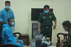 Võ Thành Phúc và Trần Vũ Hàn Minh Nhật (từ trái qua phải) tại cơ quan công an. (Nguồn: sggp.org.vn)