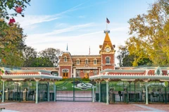 Disneyland sẽ được mở cửa trở lại nhưng hạn chế khách tham quan. (Nguồn: people.com)