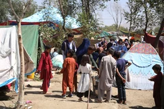 Người dân mất nhà cửa do chiến tranh dựng lều tạm tại một công viên ở thủ đô Kabul ngày 11/8/2021. (Ảnh: THX/TTXVN)