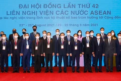 Chủ tịch Quốc hội Vương Đình Huệ và các đại biểu tham dự Đại hội đồng AIPA lần thứ 42 (AIPA-42). (Ảnh: Doãn Tấn/TTXVN)
