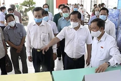 Đại tướng Đỗ Bá Tỵ, Phó Chủ tịch Quốc hội, kiểm tra hòm phiếu. (Nguồn: quochoi.vn)