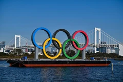 Biểu tượng của Olympic Tokyo tại Tokyo, Nhật Bản, ngày 1/12/2020. (Ảnh: AFP/TTXVN)