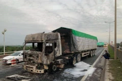 Phần đầu chiếc xe container bị thiêu trụi hoàn toàn. (Ảnh: TTXVN phát)