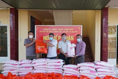 Ban Dân tộc tỉnh Bình Phước tặng quà đồng bào dân tộc thiểu số xã Đa Kia, huyện Bù Gia Mật trong thời gian phong tỏa do ảnh hưởng dịch COVID-19. (Ảnh: TTXVN phát)