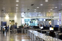 Hành khách làm thủ tục tại sân bay Nội Bài tháng 5/2021. (Ảnh: Huy Hùng/TTXVN)