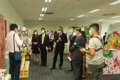 Giới thiệu các sản phẩm mới của Việt Nam tới các doanh nghiệp Singapore. (Ảnh: Lê Dương/TTXVN)
