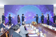 Đại biểu thực hiện nghi thức khai trương Trang Thông tin đối ngoại điện tử. (Ảnh: Phương Hoa/TTXVN)