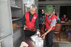 Các thành viên tại chốt sơ cấp cứu đang chuẩn bị những thiết bị cấp cứu khi có tai nạn xảy ra. (Ảnh: Tiến Vĩnh/TTXVN)