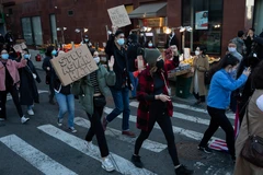 Những người trẻ tuổi tham gia tuần hành biểu thị tình đoàn kết với người Mỹ gốc châu Á tại New York, Mỹ, ngày 20/3/2021. (Ảnh: THX/TTXVN)