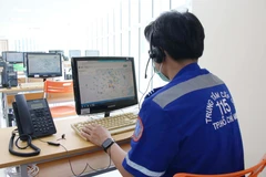 Nhân viên điều phối cấp cứu Tổng đài cấp cứu 115 đặt tại Công viên phần mềm Quang Trung. (Ảnh: Tiến Lực/TTXVN)