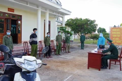 Các đối tượng xuất, nhập cảnh trái phép bị bắt giữ tại Đồn Biên phòng Mường Pồn (Bộ đội Biên phòng tỉnh Điện Biên). (Ảnh: TTXVN phát)