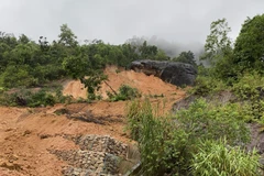 Đèo Khánh Lê, huyện Khánh Vĩnh bị sạt lở, đất đá rơi vãi xuống đường làm giao thông bị ách tắc sáng 11/11. (Ảnh: TTXVN phát)