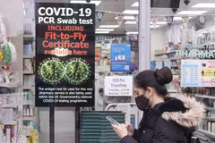 Người dân đeo khẩu trang phòng dịch COVID-19 tại London, Anh, ngày 6/12/2021. (Ảnh: THX/TTXVN)