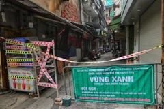COVID-19: Chốt 'mọc' khắp nơi, phố cổ Hà Nội căng mình chống dịch