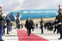 Lễ đón Thủ tướng Phạm Minh Chính tại sân bay Orly, Thủ đô Paris. (Ảnh: Dương Giang/TTXVN)