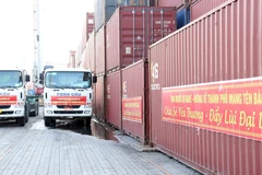 15 container với hơn 290 tấn hàng hóa lương thực, thực phẩm tại cảng Bến Nghé, Thành phố Hồ Chí Minh. (Ảnh: Xuân Khu-TTXVN)