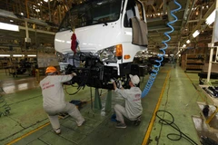 Lắp ráp ôtô ở Nhà máy ô tô Veam (Tổng công ty Máy động lực và Máy nông nghiệp Việt Nam) tại thị xã Bỉm Sơn, tỉnh Thanh Hóa. (Ảnh: Vũ Sinh/TTXVN)