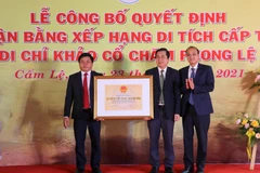 Phó Chủ tịch UBND thành phố Đà Nẵng Lê Quang Nam (ngoài cùng bên phải) trao Bằng xếp hạng Di chỉ khảo cổ Chăm Phong Lệ là Di tích cấp thành phố. Ảnh: Trần Lê Lâm/TTXVN)