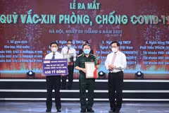 Tập đoàn Công nghiệp -Viễn thông Quân đội Viettel ủng hộ 450 tỷ đồng vào Qũy vaccine phòng COVID-19. (Ảnh: Dương Giang- TTXVN)