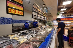 Người dân mua sắm thực phẩm tại siêu thị Co.opmart Hà Nội trong thời gian giãn cách xã hội. (Ảnh: Tuấn Anh/TTXVN)