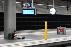 Hành khách bị mắc kẹt tại nhà ga trung tâm Berlin, Đức khi các lái tàu tiến hành đình công khiến hoạt động lưu thông bị đình trệ, ngày 11/8/2021. (Ảnh: THX/TTXVN)