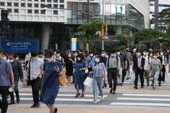 Người dân đeo khẩu trang phòng dịch COVID-19 tại Seoul, Hàn Quốc. (Ảnh: THX/TTXVN)