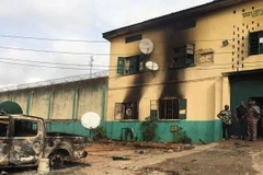 Cảnh đổ nát trước cửa nhà tù ở thành phố Owerri, Nigeria sau vụ đột kích của các tay súng, ngày 6/4/2021. (Ảnh: Premium Times/TTXVN)