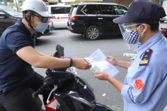 [Video] Người dân Hà Nội ra đường phải xuất trình thêm lịch làm việc